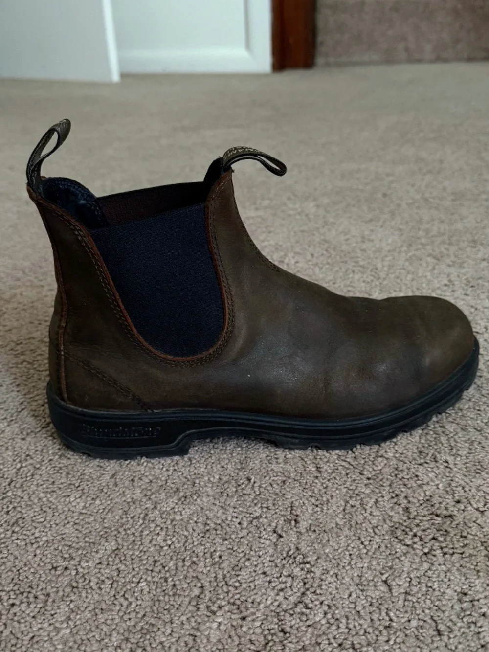 Near New Blundstone Chelsea Boots – Classic – Size 9 US